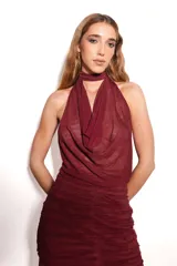 Top reversible confeccionado en microtul de color azul marino, con diseño fluido y escote drapeado.