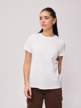 Remera de algodón de corte regular, con cuello redondo y mangas cortas.