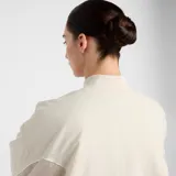 Campera bomber color crema con cierre frontal, bolsillos laterales y mangas largas.