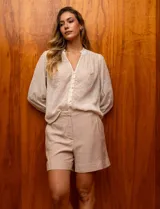 Short color beige de lino con corte clásico.