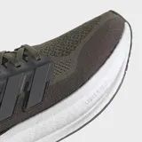 Championes de running Adidas Ultraboost 5 en color verde militar, con exterior de tejido Primeknit y mediasuela Light BOOST blanca para máxima amortiguación. Cuenta con refuerzo de talón externo, sistema Torsion y suela de caucho Continental™ para mayor tracción.