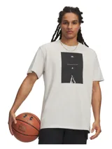 Remera de manga corta color blanco con estampa fotográfica central en negro que muestra a un jugador lanzando al aro y la frase 'Greatest shooter of all time'.