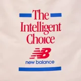 Bolso de mano New Balance color crema con estampado frontal con el logo de la marca en azul y rojo.