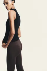 Top negro de manga sisa con cuello subido (mock neck).