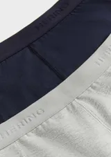 Pack de dos calzoncillos tipo bóxer Hering, uno negro y otro blanco, confeccionados en tejido suave con cintura elástica con el logo de la marca grabado.