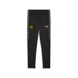 Pantalón de entrenamiento Puma del Club Atlético Peñarol, color negro con franjas laterales con diseño geométrico en gris oscuro. Presenta el escudo del club en la pierna derecha y el logo de la marca en la izquierda.