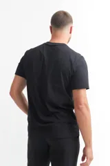 Remera negra de manga corta con estampa de la máscara de Spiderman en rojo y blanco.