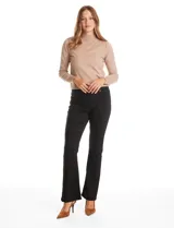 Jegging de tiro medio-alto con cintura elástica, bolsillos delanteros simulados y bolsillos traseros aplicados. Presenta un corte entallado con terminación bootcut.