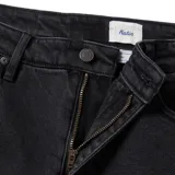 Pantalón de jean negro de corte recto y relajado, estilo clásico de 5 bolsillos, tiro medio y abertura de pierna de 18 pulgadas.