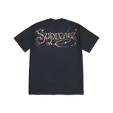 Camiseta de manga corta Supreme color azul marino, con gráfico estampado en la espalda formando la palabra Supreme con pequeños detalles coloridos.