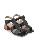 Sandalia de cuero negro con diseño de tiras anchas entrelazadas, cierre con hebilla lateral y taco cuadrado de madera.