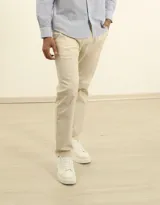 Pantalón de vestir color gris oscuro, de corte recto y tiro medio.