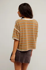 Remera de jersey de algodón con diseño de rayas horizontales en tonos amarillo, celeste y marrón, de calce corto y recto, con escote redondo en contraste, hombros caídos y mangas cortas anchas.