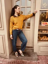 Sweater tejido de mohair color naranja con bordados en cuello y puños.