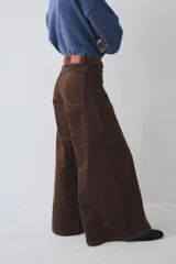 Pantalon de pana de corte wide leg, color marron, con cintura alta y costuras reforzadas en contraste.