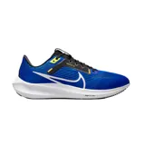 Championes de running Nike Pegasus 40, color negro con detalles en blanco. Presentan una parte superior de malla técnica transpirable, entresuela con tecnología Air Zoom para mayor amortiguación y suela de goma con tracción optimizada.