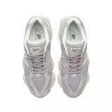 Championes urbanos New Balance modelo 9060, color gris con detalles en tonos más claros. Presentan un diseño robusto con capas superpuestas de gamuza y malla, y una entresuela esculpida con tecnología de amortiguación.