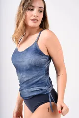 Conjunto de tankini negro con breteles finos y copas. Incluye bombacha tiro alto.