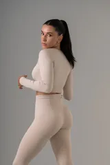 Remera manga larga azul marino de tela gruesa.