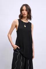 Musculosa larga color borgoña de tejido de punto.