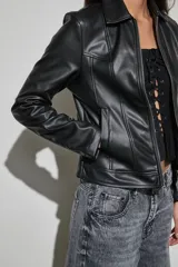 Chaqueta de cuero sintético negro con cierre frontal, cuello clásico y bolsillos laterales.