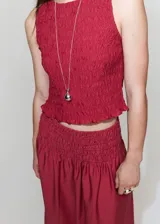 Falda midi evasé color bordó con cintura fruncida elástica.