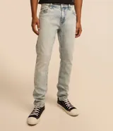 Pantalón de jean skinny para hombre con lavado dirty y efecto marmorizado, cuenta con cintura con trabillas, cierre tradicional y bolsillos.
