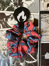 Scrunchie de tela panamá sublimada con estampado de personajes de anime.