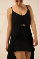 Minifalda negra de satén con cintura elástica y corte evasé.