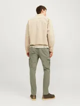 Pantalón cargo de corte ajustado, color verde oliva, con bolsillos laterales con solapa y cierre de cremallera.