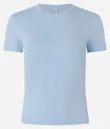 Blusa marrón ajustada al cuerpo, de manga corta y cuello redondo.