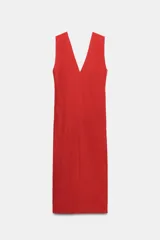 Vestido midi de Zara Woman Collection color rojo, confeccionado con mezcla de lino. Presenta escote en V pronunciado, mangas sisa y un diseño con frunce delantero y detalle drapeado. Cuenta con bajo recto y cierre lateral con cremallera oculta.