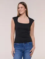 Musculosa básica negra entallada de tejido elástico, con escote cuadrado y mangas japonesas cortas.