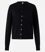 Cardigan negro de punto fino con cuello redondo, manga larga y abotonado frontal.