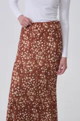 Falda larga de corte recto con estampado animal print en tonos marrones y negros. Confeccionada en tejido ligero y fluido.