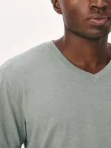 Camiseta de manga corta color rojo con cuello en V.