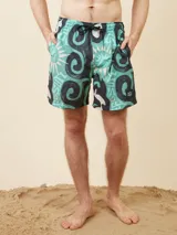 Short de baño celeste con estampado de soles y texto en amarillo.