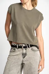 Remera rosa de algodón, corte al cuerpo y mangas cortas.