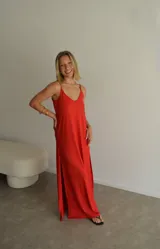 Vestido largo negro de viscosa, con escote en V y tirantes finos.