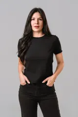 Remera de algodón color negro, de corte clásico con cuello redondo y mangas cortas con borde sin costura.
