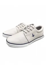 Calzado náutico Santa Bárbara Street Night, color blanco con detalles en azul marino y cordones tono sobre tono.