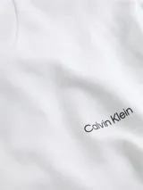 Buzo de cuello redondo Calvin Klein, confeccionado en algodón orgánico. Presenta un diseño minimalista con el logo de la marca estampado en pequeño en el pecho y puños y dobladillo con terminación en punto canalé.
