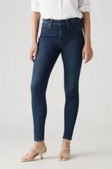 Jeans Levi's modelo 721 High Rise Skinny de tiro alto, corte ajustado en caderas y muslos con pierna skinny. Confeccionados en denim azul oscuro con efecto desgastado sutil.