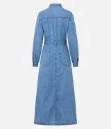 Vestido midi de denim con cuello camisero, mangas largas con puños abotonados y cierre frontal completo con botones metálicos. Presenta bolsillos aplicados en el pecho y un corte recto estructurado.