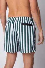 Short de baño con diseño de rayas verticales en blanco y negro, con cintura elástica ajustable mediante cordón y logo metálico pequeño en el ruedo.
