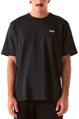 Remera Fila Sport International Over de color negro con calce oversize. Presenta en la espalda un gran estampado gráfico con el logotipo de la marca, las inscripciones 'Biella', 'Italia' y 'sports', acompañadas de banderas de diferentes países.