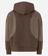 Saco cerrado con capucha, color marrón con recortes contrastantes en un tono más claro de marrón. Confeccionado en algodón y poliéster, tiene cordón para ajustar la capucha, bolsillos tipo canguro y manga larga.