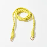 Correa de soga trenzada color amarillo con detalles en blanco, para colgar el celular. Incluye dos argollas doradas en los extremos.