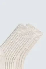 Calcetines cortos de algodón, color beige claro, con textura acanalada (canalé) y puño elástico.