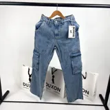 Pantalón jean celeste de corte recto, con bolsillos laterales tipo cargo y bolsillos de mano rectos. Marca Duxon.